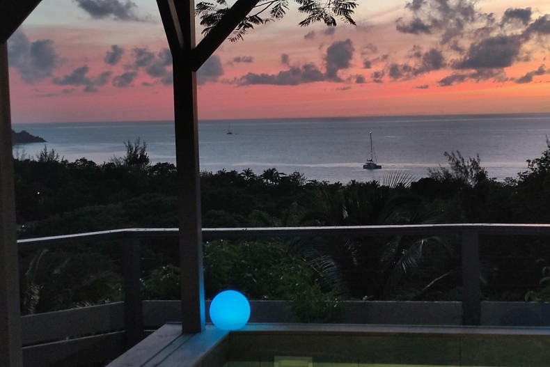 La vue sur la mer au soleil couchant